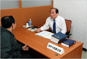 �����簡 ��������ϰ� �ִ� ���